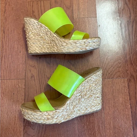 Gianni Bini Bright Neon Yellow Slide Sandals. Size women’s 7 1/2 - Picture 4 of 9